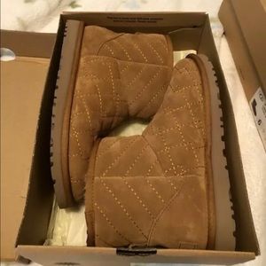 UGG CLASSIC MINI BOOTS, US 6